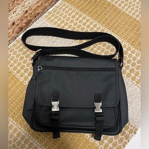 Nice every day cross body. In great condition.